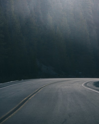 灰色的街路白天
